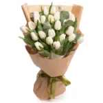 Букет из 25 белых тюльпанов и эвкалипта